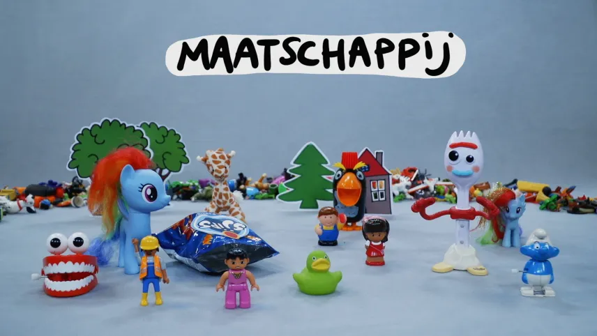 Foto van stopmotionanimatie waarin speelgoedfiguurtjes op een lichtblauwe achtergrond samen een groep vormen, met daarboven het woord 'maatschappij'.