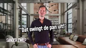 Een foto van presentator Sander Zwiep met op de achtergrond een moderne huiskamer en in beeld de teksten Sander Zwiep en "Dat swingt de pan uit".