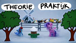 Een foto van een speelgoedpoppetje die tussen twee speelgoedpaardjes staat met daarachter een windmolen en daarboven de woorden "theorie" en "praktijk"