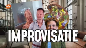 Een foto van presentator Sander Zwiep, met op de achttergrond een gehaktmolen, vooraan in beeld Jochem Meijer en groot in beeld de tekst improvisatie.