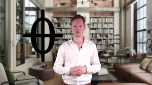 Een foto van presentator Sander Zwiep, op de achtergrond een moderne huiskamer en in beeld een groot Codateken, een O met een + er doorheen.