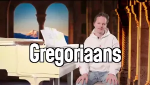 Een foto van presentator Sander Zwiep in een witte trui bij een witte vleugel, op de achtergrond zie je een doorkijkje onder klassieke bogen van een klooster, in beeld  de tekst Gregoriaans.