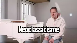 Een foto van presentator Sander Zwiep in een witte ruimte in een witte trui achter een witte vleugel, in beeld zie je het woord Neoclassicisme.