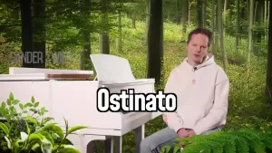 Een foto van presentator Sander Zwiep in een witte trui bij een een witte vleugel. Op de achtergrond zie je een bos en in beeld staat het woord Ostinato.