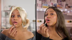 Een foto van een een splitscreen van twee meiden, een met blond en een met donker haar die lipgloss opdoen.