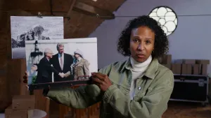 Presentatrice Astrid houdt een foto omhoog van de Oslo-akkoorden.