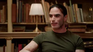 Foto van jongen met zwart haar en lichte huid in een oude bibliotheek.