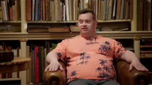 Foto van jongen met syndroom van down in oude bibliotheek.