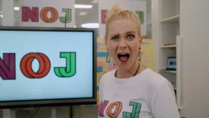 Foto van presentatrice Janouk die gekke bek trekt.