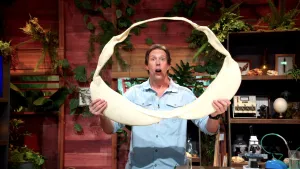 Een foto van Freek Vonk die verbaasd een supergroot bot van een Walvishaai vasthoudt. 