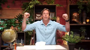 Een foto van Freek Vonk die strijdbaar met zijn vuisten in de lucht poseert.