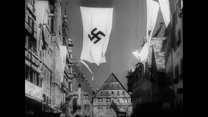 Zwart-wit foto van straatbeeld Duitsland met nazi-vlaggen.