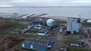 Een foto van de kerncentrale van Borsele vanuit de lucht gezien. Achter de kerncentrale zie je de Westerschelde. 