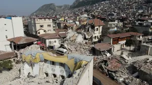 Foto van verwoeste gebouwen in een stad na een aardbeving.