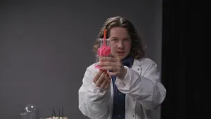 Een foto van een Klokhuis presentator met een geknutseld model van een long