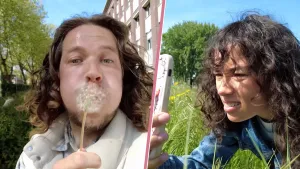 Een splitscreenfoto van beide presentatoren, de ene blaas op een paardenbloem, de ander ligt in het gras en neemt een foto met gaar telefoon.