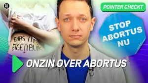 Een foto van de presentator, links achterhem een foto van iemand met ontblote buik met de tekst "baas in eigen buik" erop en rechts de tekst "stop aborts nu", onderin beeld de tekst: onzin over abortus.
