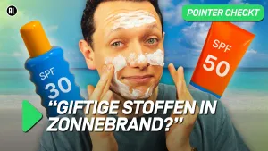 Een foto van de presentator die zonnebrandcreme op zijn gezicht smeert, links een fles met SPF 30, rechts een tube met SPF 50 en in beeld de tekst "Giftige stoffen in zonnevrand?"