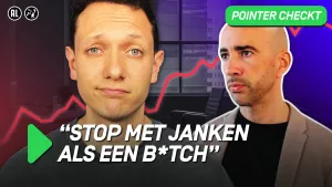 Een foto van de presentator en rechts daarnaast Andrew Tate, in beeld de tekst: stop met janken als een b*tch.