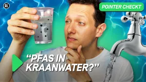 Een foto van een presentator die een glaasje water omhoog houdt en er bedenkelijk naar kijkt, rchts een kraan waaruit wataevstroomt en in beeld de tekst: PFAS in kraanwater?
