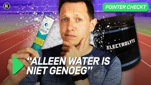 Een foto van de presentator die een zakje met elektrolyten omhoogd houdt en op de achtergrond een hele pot elektrolyten. In beeld de tekst: alles water is niet genoeg.