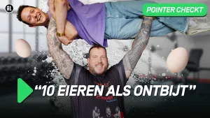 Een foto van een man die de presentator boven zijn hoofd optilt, daarnaast twee eieren. In beeld de tekst 10 eieren als ontbijt.