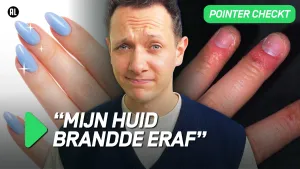 Een foto vn de presentator met op de achtergrond een hand met gelnagels en een hand met rode vingertopjes, in beeld de tekst Mijn huis brandde eraf.