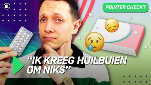 Een foto van een presentator die een strip anticonceptiepillen laat zien, daarnaast getekend het doorsje en emoticons verdrietig en huilend, in beeld de ekst Ik kreeg huilbuien om niks.