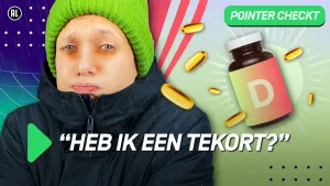 Een foto van de presentator met dikke muts op en jas en daarnaast een potje vitamine D, in beeld te tekst Heb ik een tekort?