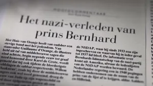 Een foto van een krantenartikel met de kop Het nazi-verleden van Prins Bernhard. Daaronder zijn twee alinea's tekst zichtbaar.