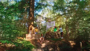 Vier kinderen bij een hut in de vorm van een piratenschip.