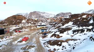 Foto van een bergachtig landschap met rotsen, sneeuw en enkele huizen