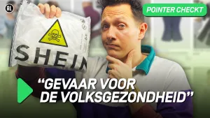 De presentator houdt een plastic zak omhoog met SHEIN en een giftig-pictorgram, hij kijkt er bedenkelijk bij, tekst in beeld: gevaar voor de volksgezondheid.