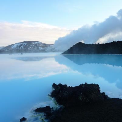 Landschap in IJsland met berg en water en wolken