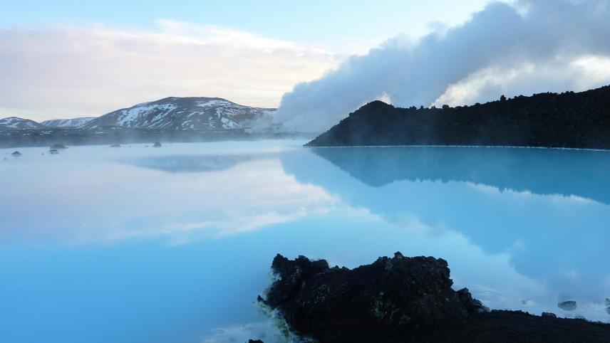 Landschap in IJsland met berg en water en wolken