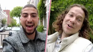 Een splitscreen foto van de twee presentatoren, links een met huizen op de achtergrond, rechts bomen op de achtergrond. 