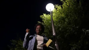 Tirsa bij een lantaarnpijl in de avond