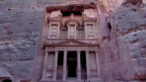 Foto van de stad Petra in Jordanië met een tempel uitgehouwen uit de rotswand. 