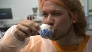 Pascal drinkt koffie uit een klein kopje