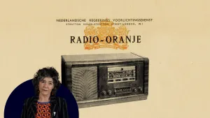 Foto van Dieuwertje Blok bij een afbeelding van een ouderwetse radio met daarboven de woorden 'radio oranje'.
