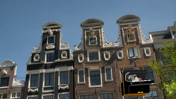 Een foto van grachtenhuizen in Amsterdam. Dit zijn hoge smalle huizen die mooi versierd zijn. Bij één van de huizen is een piano getekend die aan de hijsbalk hangt. Op de piano ligt een getekende duif te chillen.