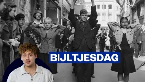 Foto van Soj Kroon voor zwartwitfoto van mensen met handen omhoog op straat en het woord 'bijltjesdag' ervoor.