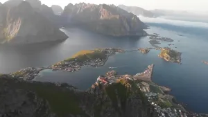 Een foto van een fjord in Noorwegen, je ziet nog wat huizen op de rand en op een eilandje in het fjord.