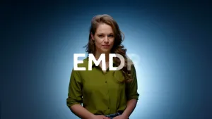 Presentatrice Sophie staat voor blauwe muur terwijl in het wit de letters EMDR voor haar verschijnen.