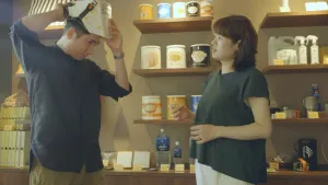 Foto van twee mensen in Japan waar van één persoon een opvouwbare helm uitproberen.