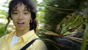 Een foto van presentatrice Serah, naast haar zie je een kikker