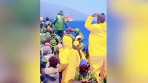Selfie foto van bootmigranten op een bood op zee ergens aan de kust van Senegal.
