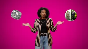 Presentatrice houdt haar handen op. Links een foto van de diamant van Banjarmasin, rechts een afbeelding van de excuses van Willem-Alexander in Indonesië