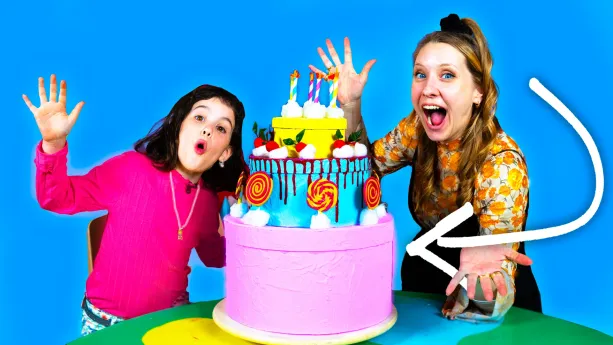 Foto van presentatrice Rosalie en kind met zelfgeknutselde verjaardagstaart van drie lagen.