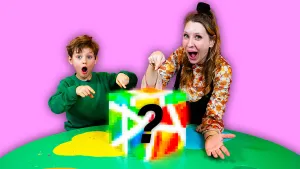 Foto van presentatrice Rosalie met zelfgeknutseld cadeau waar een vraagteken op staat.